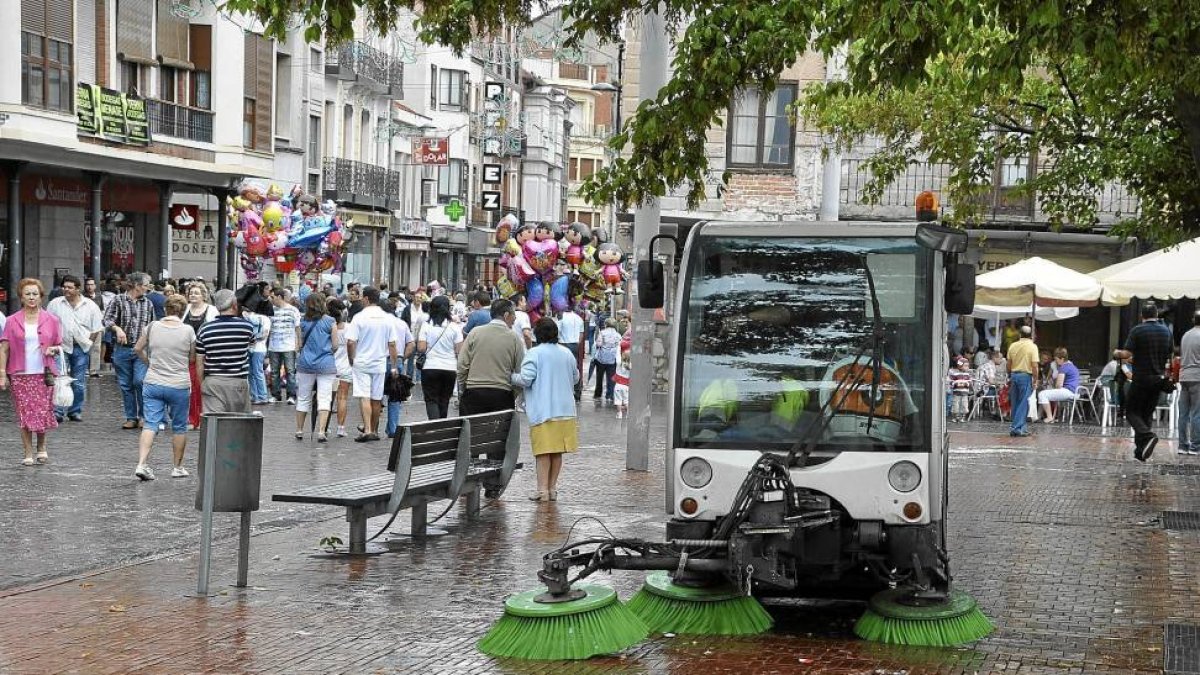 Un vehículo especial barre la plaza Mayor de Medina del Campo en un día festivo-Santiago G. del Campo