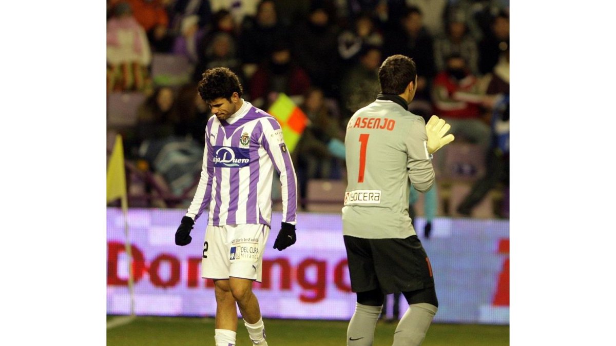 Costa y Asenjo, dos jugadores con pasado en Valladolid y en Madrid.-EL MUNDO