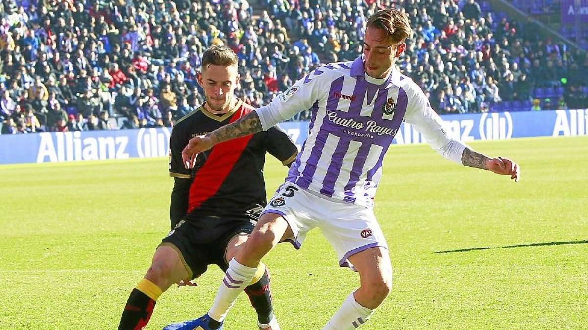 Calero controla el balón ante la presión de Embarba, durante el reciente Real Valladolid-Rayo Vallecano.-EL MUNDO