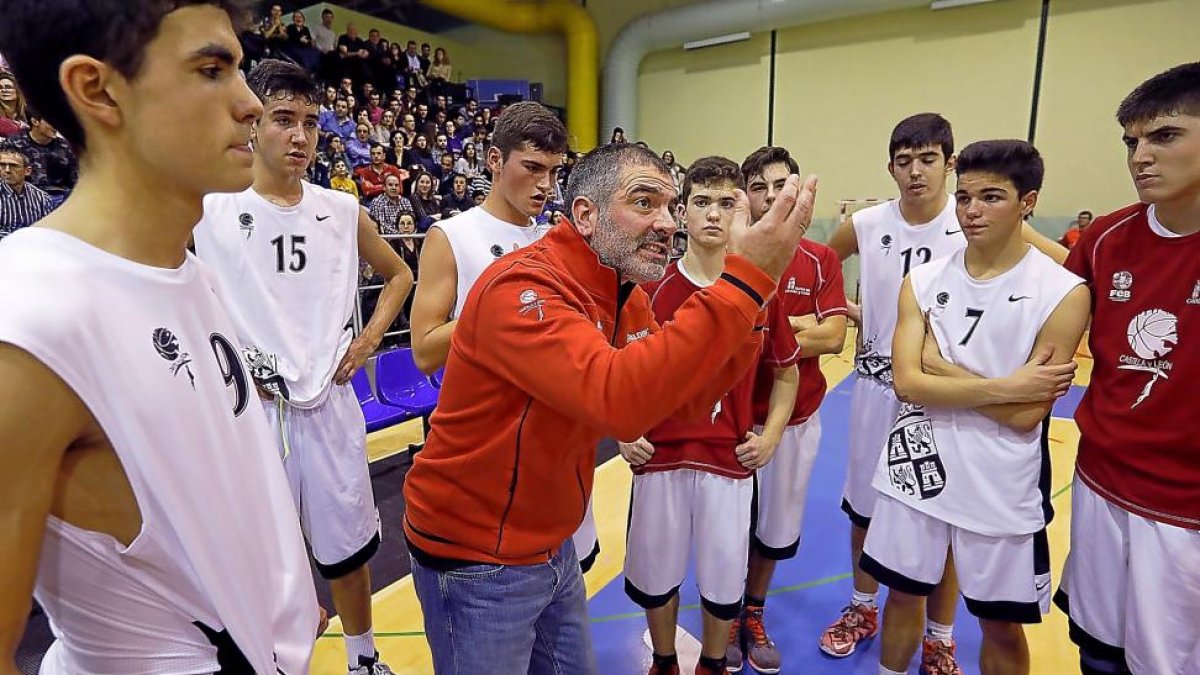 Cano da instrucciones a sus jugadores de la selección de Castilla y León durante un tiempo muerto en Íscar.-J. M. LOSTAU