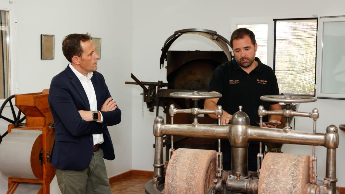 Conrado Íscar visita la fabrica de chocolate.- E.M