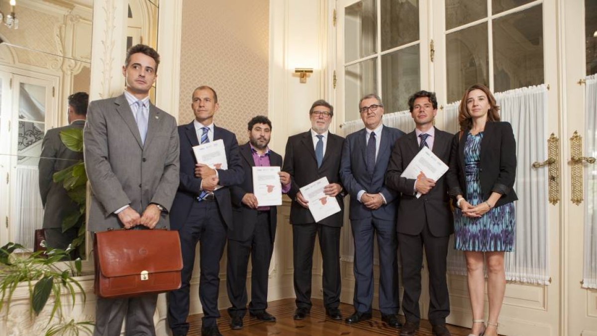 Juan Carlos Escuder (3I), miembro del Comité Ejecutivo de CEOE Teruel; Santiago Aparicio (C), presidente FOES; e Ignacio Villar (2D), miembro del Comité Ejecutivo CEOE CEPYME Cuenca, posan tras una rueda de prensa conjunta-Ical