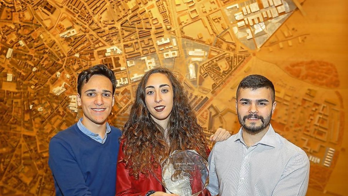 Paulino Poveda, Alejandra Gómez y Santiago Rodríguez en las instalaciones de la Escuela Técnica Superior de Arquitectura de Valladolid.-J. M. LOSTAU