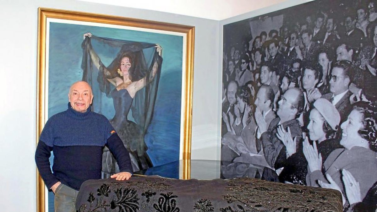El bailarín Francisco Beltrán posa en el Museo Mariemma de Íscar, junto al ‘mantelo’ o sobrefalda tradicional.-EL MUNDO