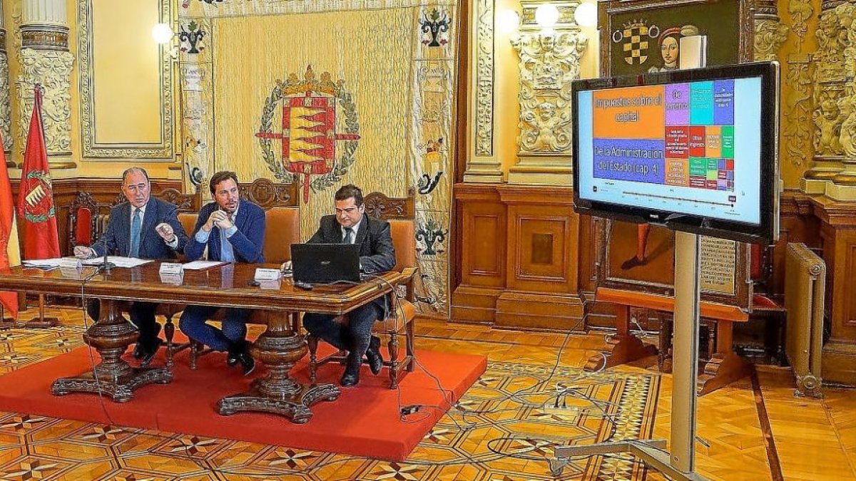 Antonio Gato y Óscar Puente, a la izquierda, presentan una nueva aplicación municipal.-E. M.