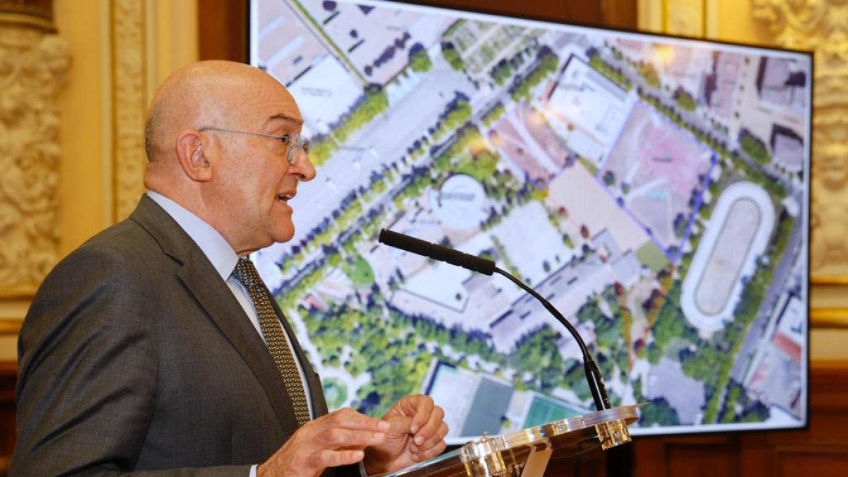 Jesús Julio Carnero en la presentación del nuevo terreno del Polideportivo del CEIP Miguel Delibes.- E.M.