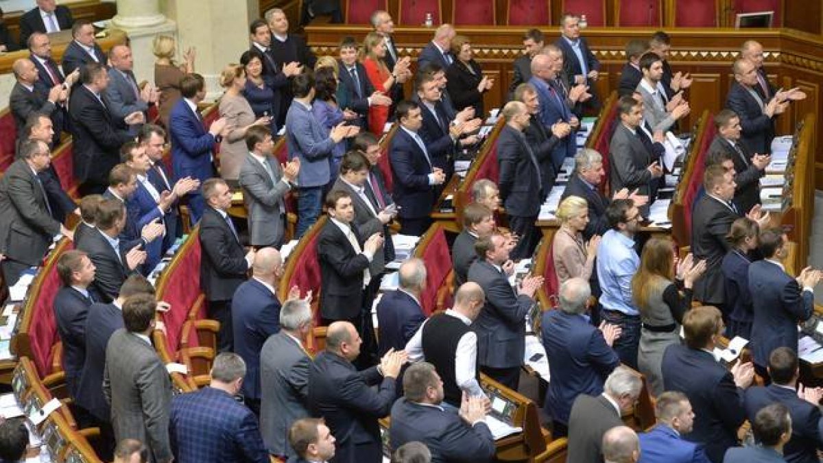Los parlamentarios ucranianos aplauden la resolución del Parlamento.-Foto: AFP / GENYA SAVILOV