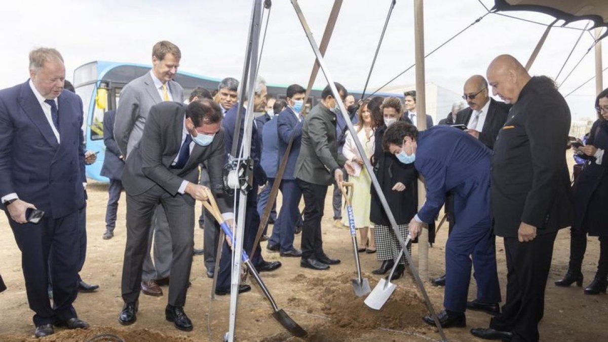 Óscar Puente y Alfonso Fernández Mañueco durante la colocación de la primera piedra.- PHOTOGENIC