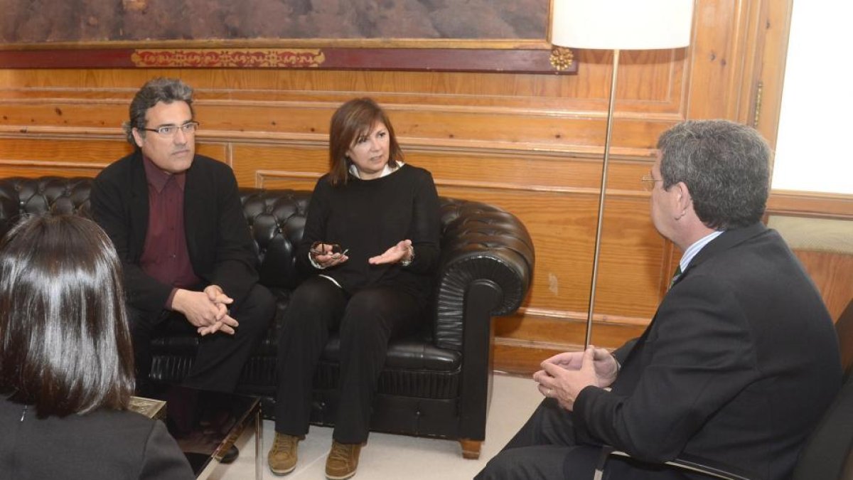 Antonio Tejedor (I) y Mercedes Linares, encargados del proyecto básico del centro de recepción de visitantes para el yacimiento arqueológico de Clunia, junto al presidente de la Diputación de Burgos, César Rico (D)-ICAL