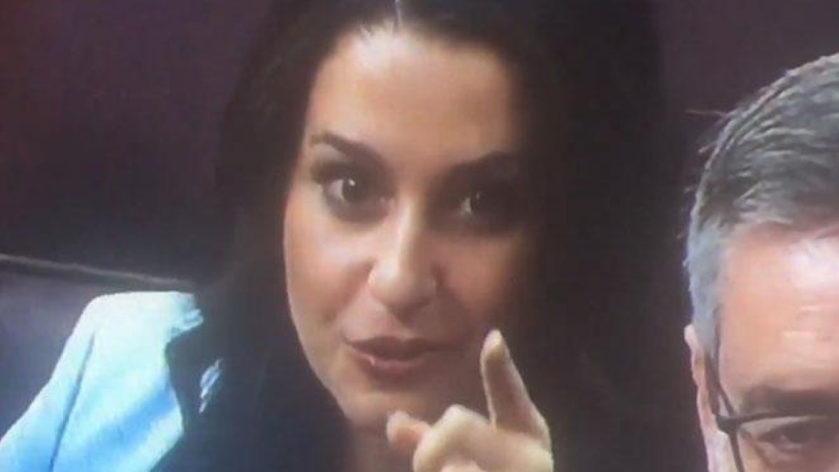 El gesto de Inés Arrimadas en el Congreso, durante el debate de investidura de Pedro Sánchez.-TWITTER