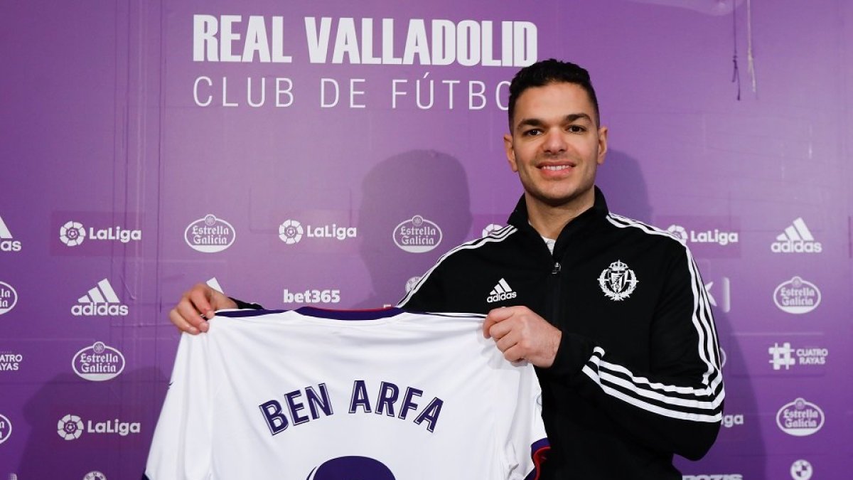 Ben Arfa posa en la sala de prensa de Zorrilla con la camiseta que lucirá en los partidos con el número 3. | J. M. LOSTAU