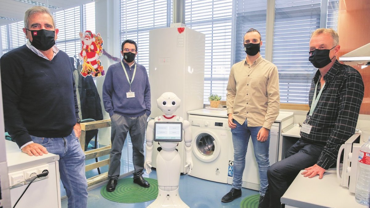 Investigadores de la Universidad de Valladolid y Cartif en las instalaciones del centro tecnológico. - J. M. LOSTAU