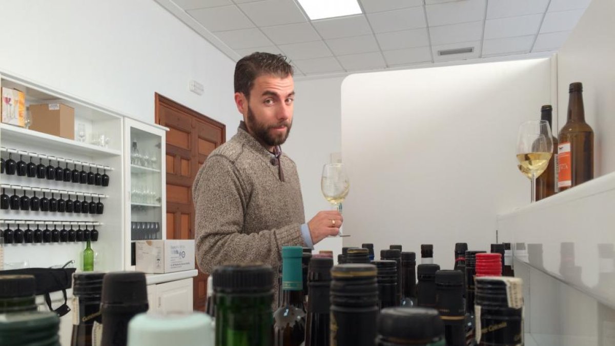 Carlos González realiza una de las catas habituales a un vino en la sala de una de las bodegas que visita.-L.P.