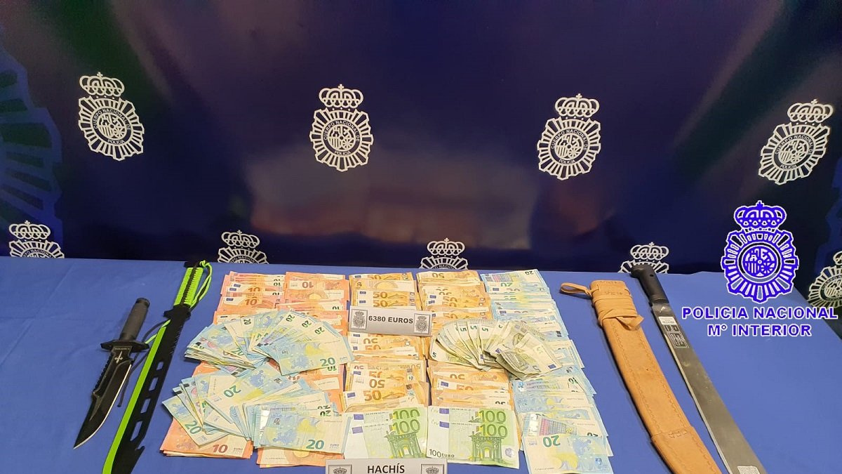 Dinero y armas incautadas durante el operativo.- E. M.