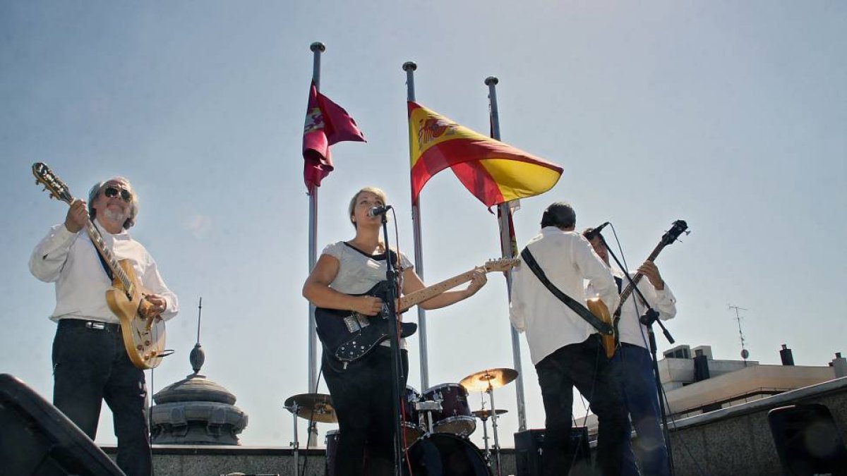 Mini-concierto ofrecido por alumnos de la Escuela Municipal de Música, Danza y Teatro de León en la azotea del consistorio.-ICAL