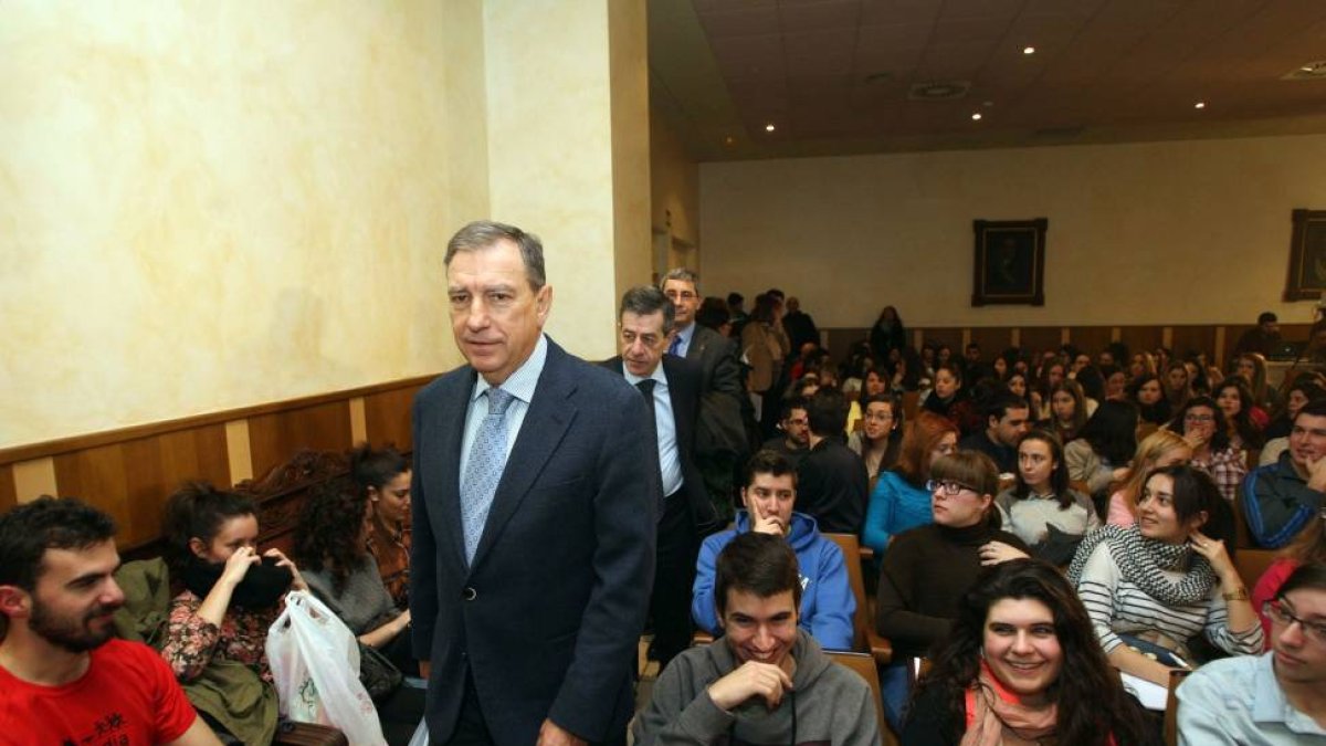 El consejero de Educación, Juan José Mateos, asiste a la inauguración de la Jornada Pedagógica de Difusión de los Proyectos de Innovación Educativa junto al director general de Universidades e Investigación, Ángel de los Ríos-Ical