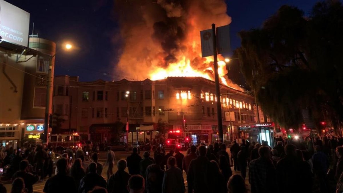 Las llamas consumen el techo del edificio incendiado en North Beach.-/ STAFF