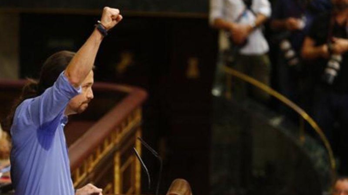 Pablo Iglesias levanta el puño, en la tribuna del Congreso.-JOSÉ LUIS ROCA