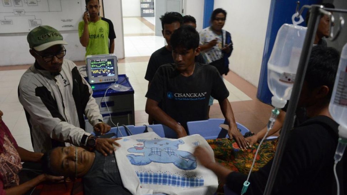 Evacuación de un paciente en un hospital de Padang (zona occidental de Sumatra) tras un terremoto.-RUS AKBAR (AFP)