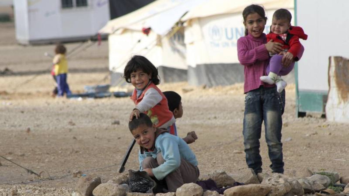 Varios niños sirios refugiados de la guerra juegan en el campo de refugiados de Mafraq, Jordania, el pasado 15 de diciembre.-Foto: EFE/ Archivo