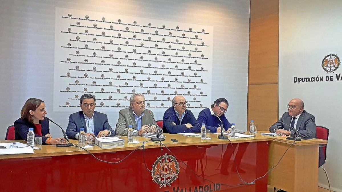 Vicente, Hernández, Santamaría, Arpa, Gallego y Carnero ayer, en la penúltima sesión de la Comisión.-EL MUNDO