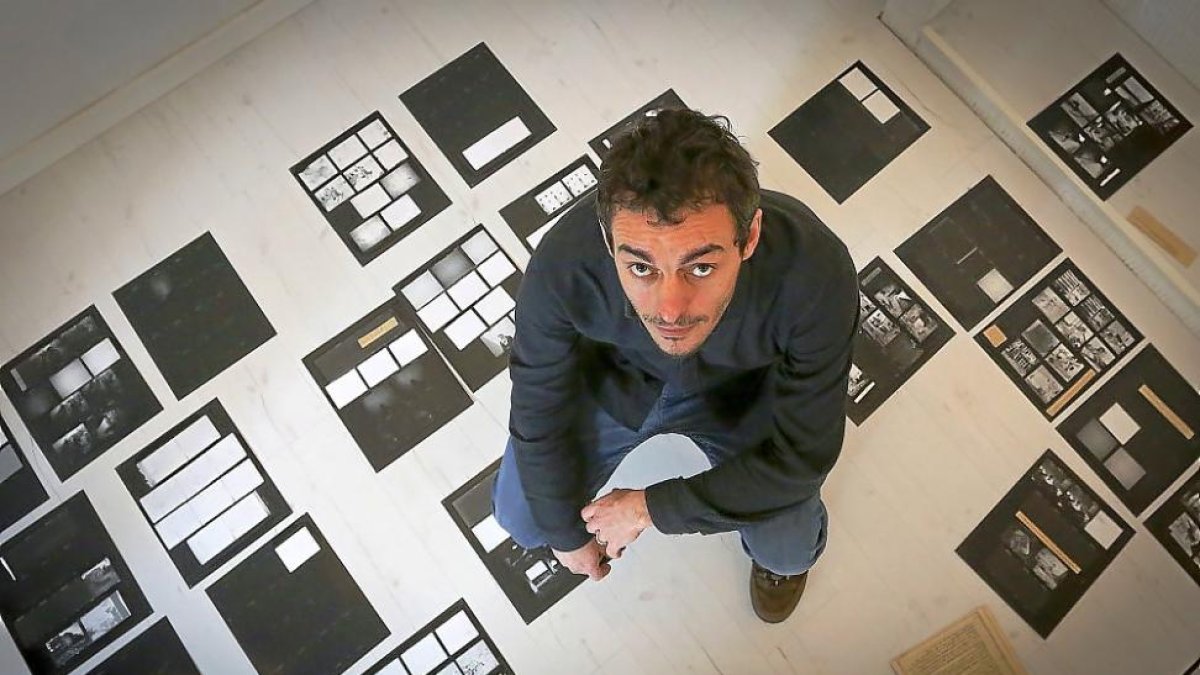 Alfonso Moral, en El Carrusel, rodeado de las imágenes de la serie ‘Cero’,-MIGUEL ÁNGEL SANTOS