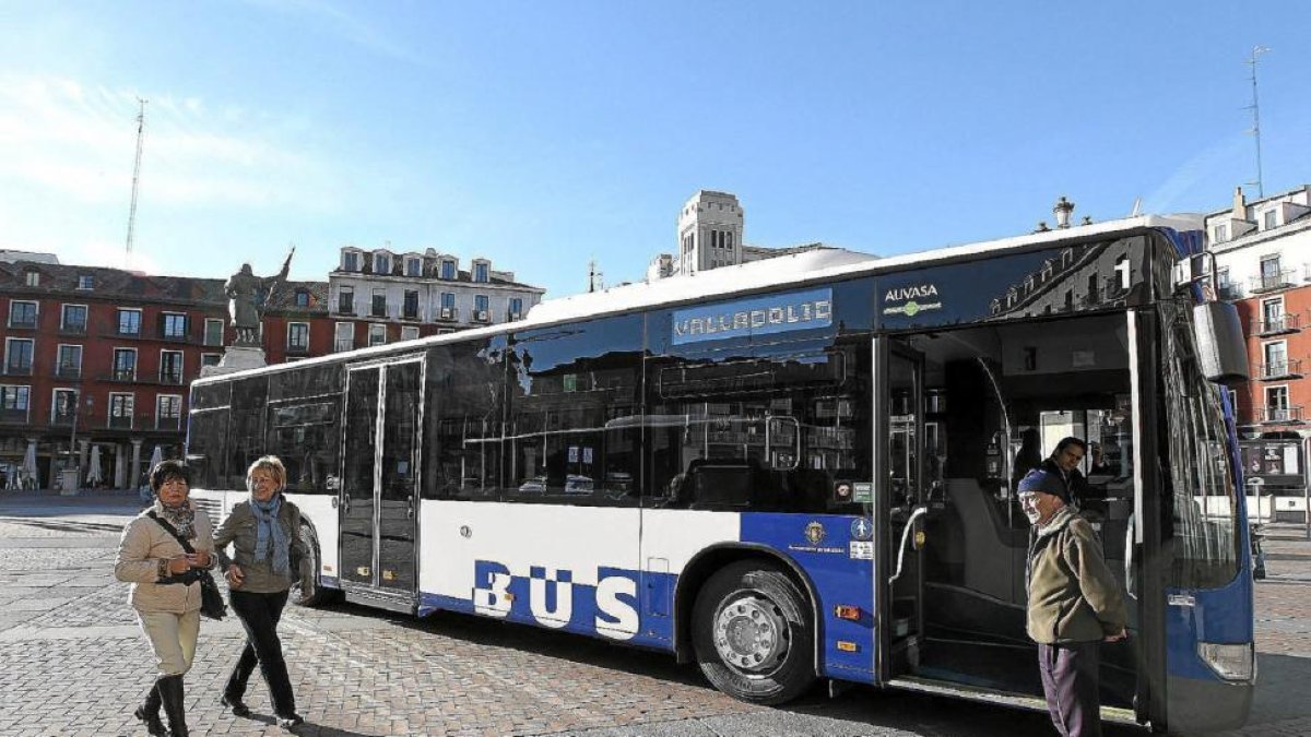 Un autobús de Auvasa en la Plaza Mayor.-E.M