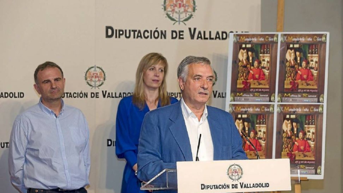 Artemio Domínguez, María San José y Féliz Sanz en la presentación del mercado Indio Chico de Rioseco.-El Mundo