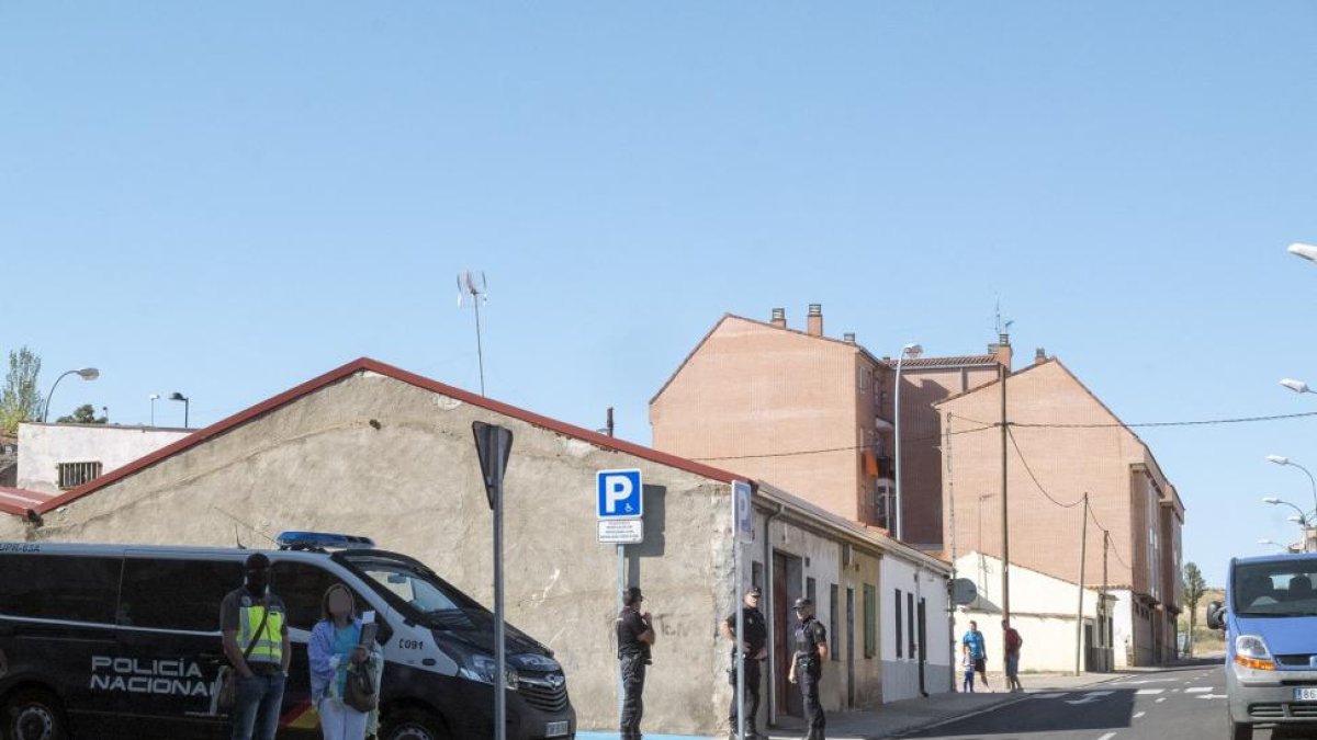 La calle Mayor del barrio salmantino de Chamberí durante la redada policial.-ICAL
