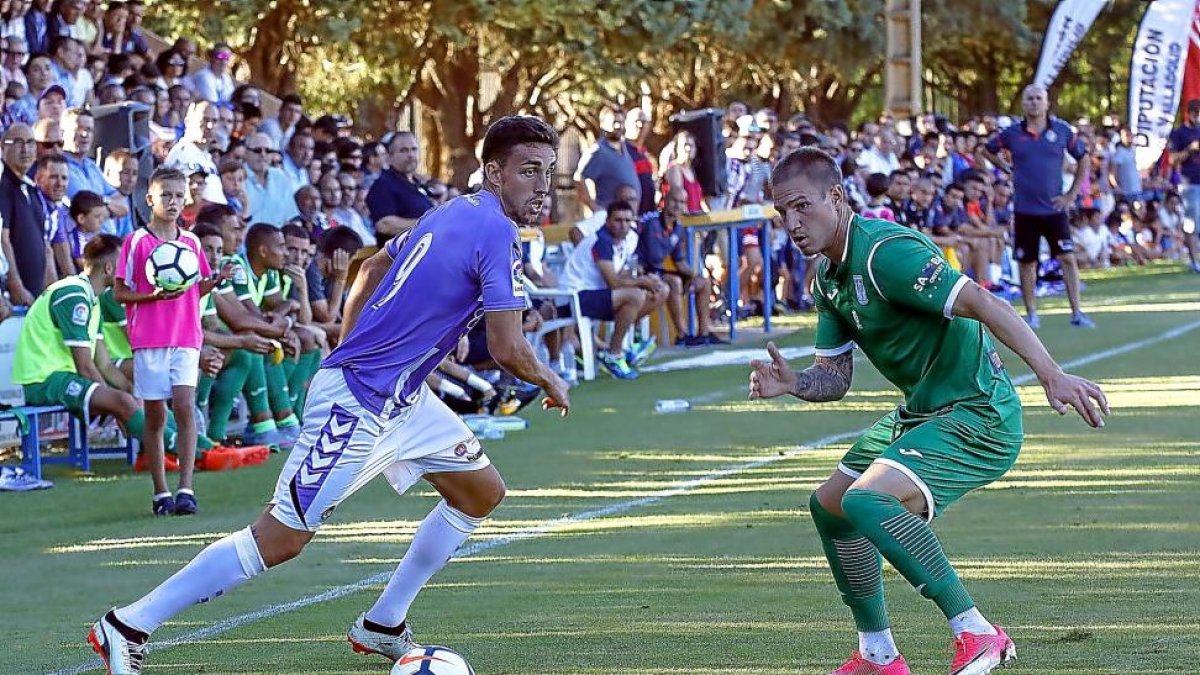 Mata ejecuta un pase en profundidad en el reciente amistoso de Rioseco ante el Leganés.-PABLO REQUEJO