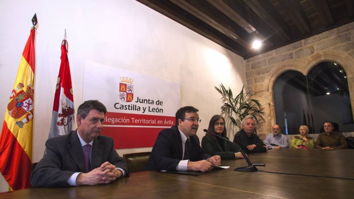 El jefe del Servicio de Cultura de la Junta, Alejandro Nuñez; José Ramón Alonso; la concejal de Cultura, Sonsoles Sánchez-Reyes; el director de la obra, Luis Miguel García, y representantes de la compañia de teatro-Ical