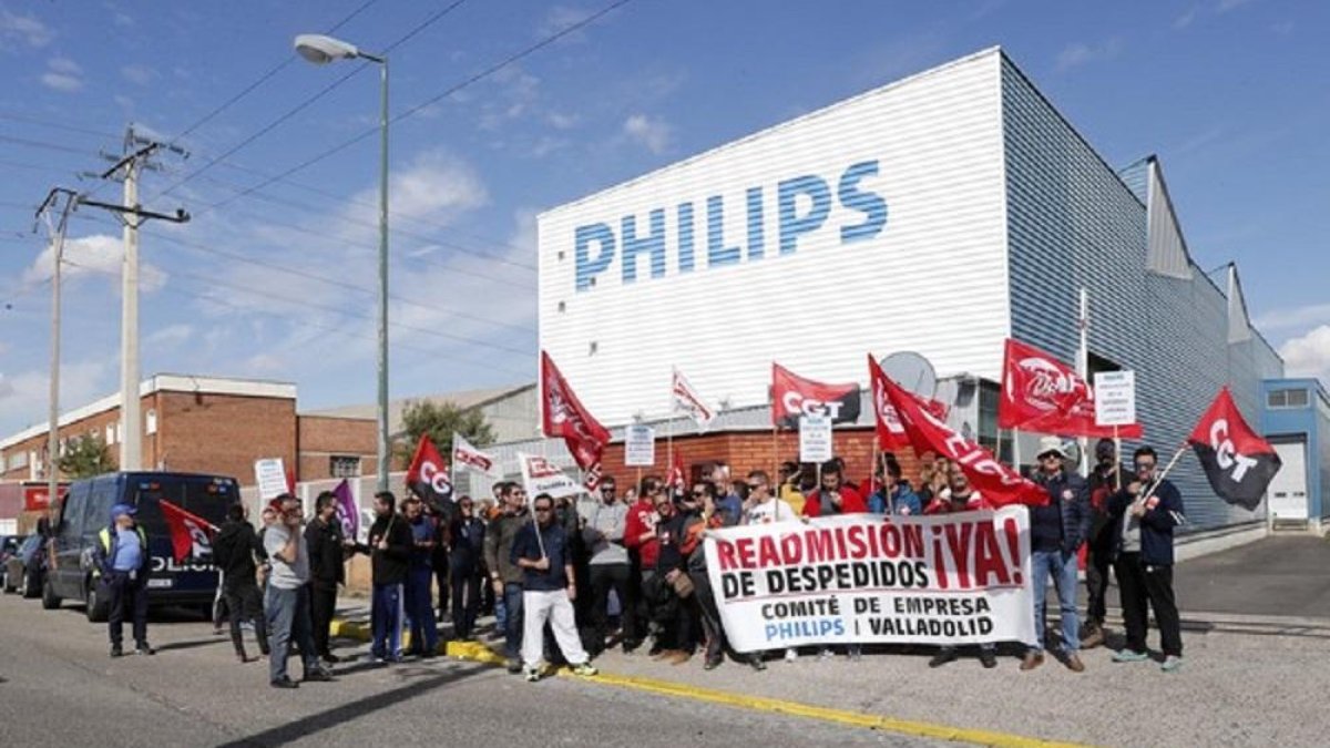 Un centenar de trabajadores reivindica la readmisión de los trabajadores despedidos por Philips en Valladolid-ICAL
