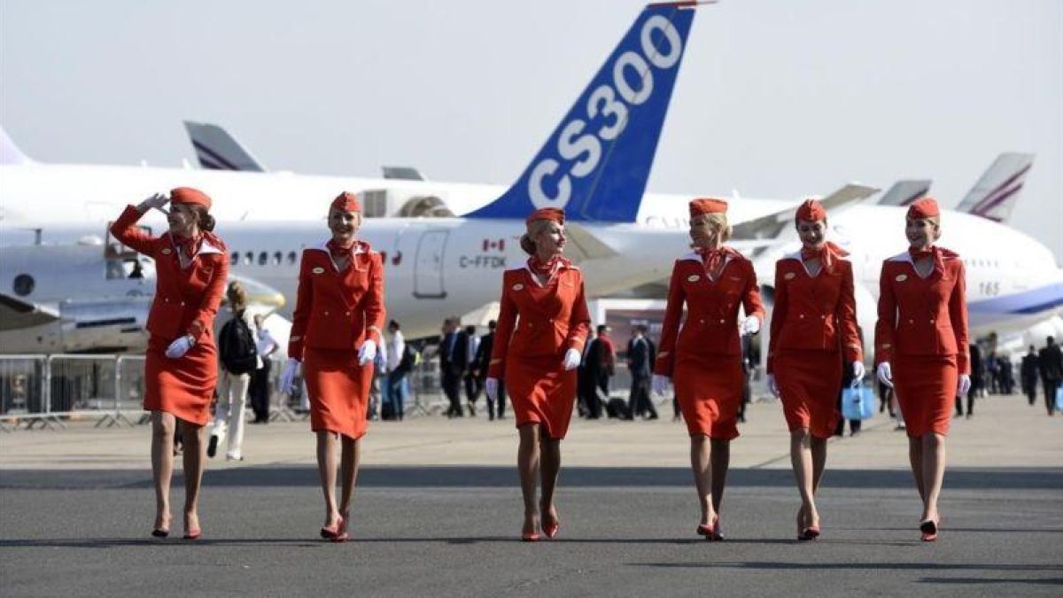 Azafatas de cabina de Aeroflot, durante el Internacional Paris Airshow, en Le Bourget, el 16 de junio del 2015.-AFP / MIGUEL MEDINA