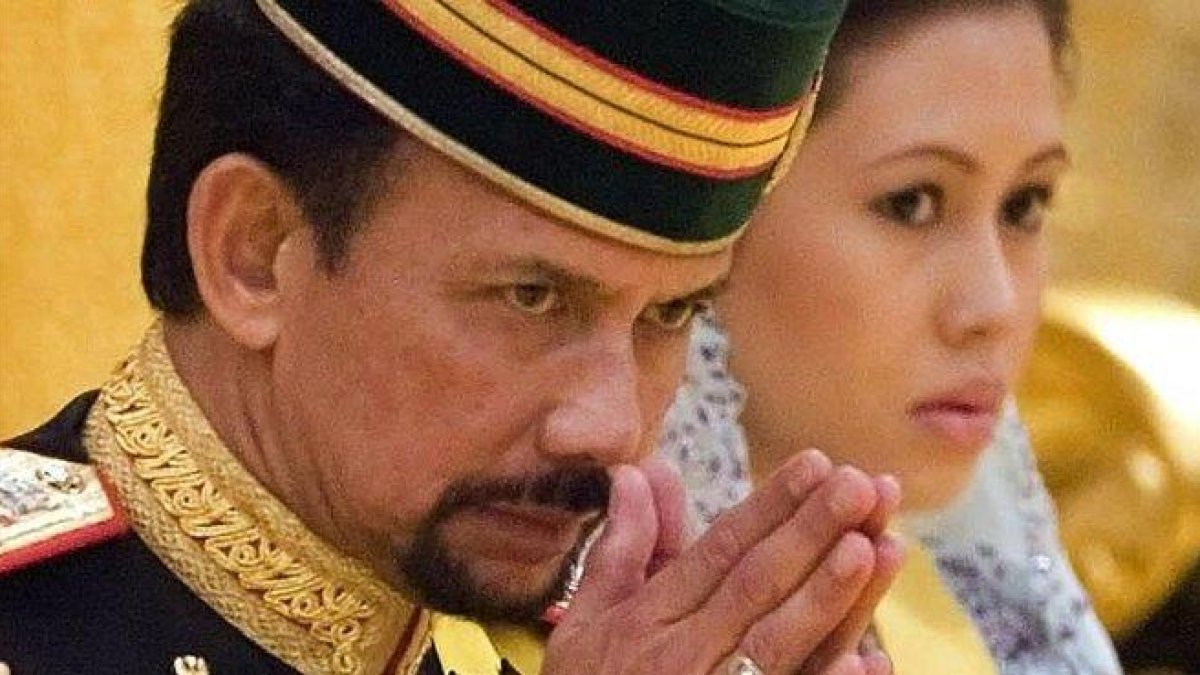 El sultán de Brunei junto a su mujer, la reina.-AP