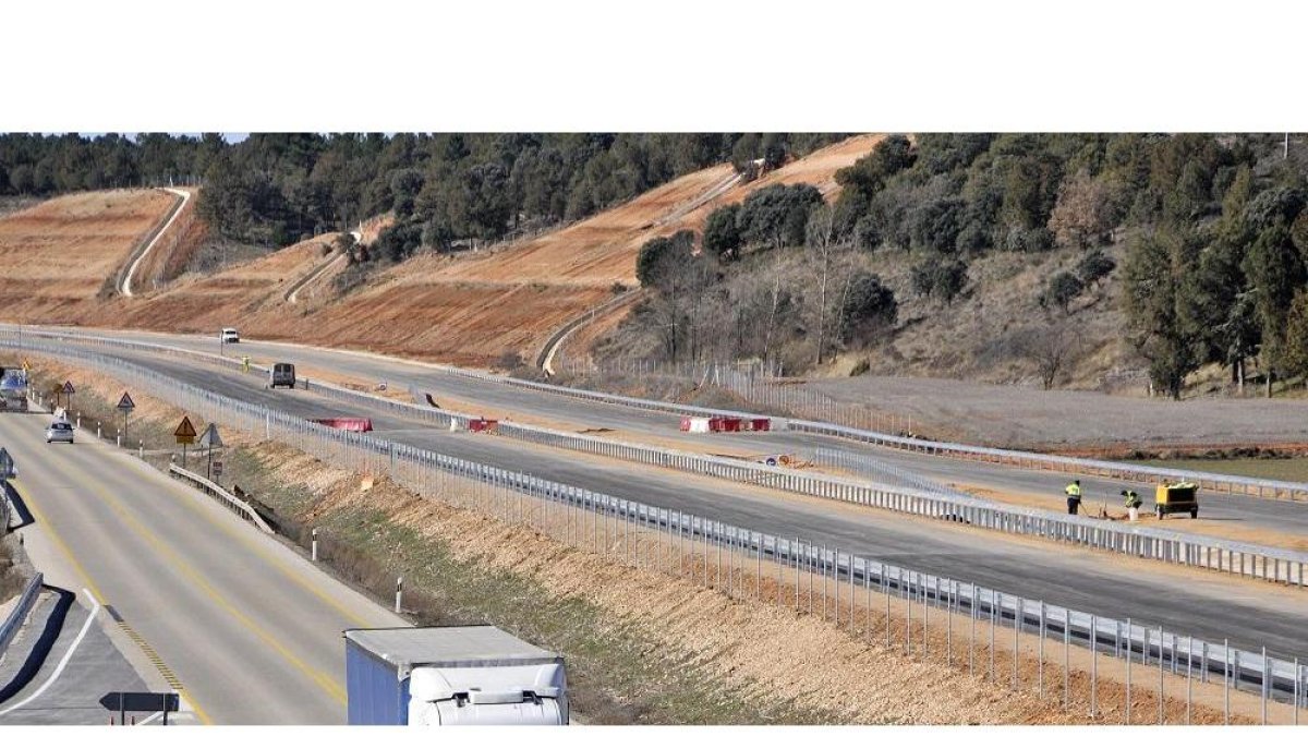 Vista desde el puente de Valdenarros donde se puede ver que el tramo Saniuste-El Burgo está prácticamente terminado.-VALENTÍN GUISANDE