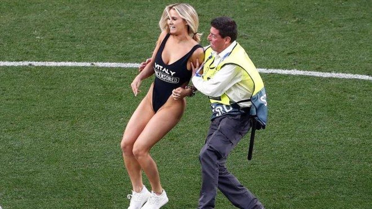 Kinsey Wolanski es detenida por un miembro de seguridad de la final de la Champions.-REUTERS / SERGIO PÉREZ