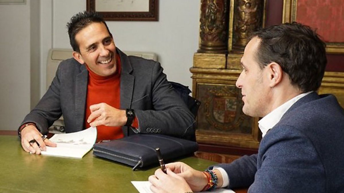 Moisés Santana y Conrado Íscar durante una reunión en la sede de la Diputación. E. M.