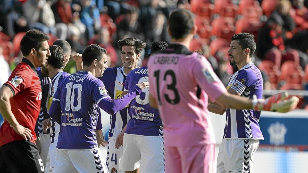 Óscar, Valiente, Mojica (de espaldas) y Rueda festejan uno de los cinco goles en Mallorca de la temporada 14-15.-JOAN LLEDÓ