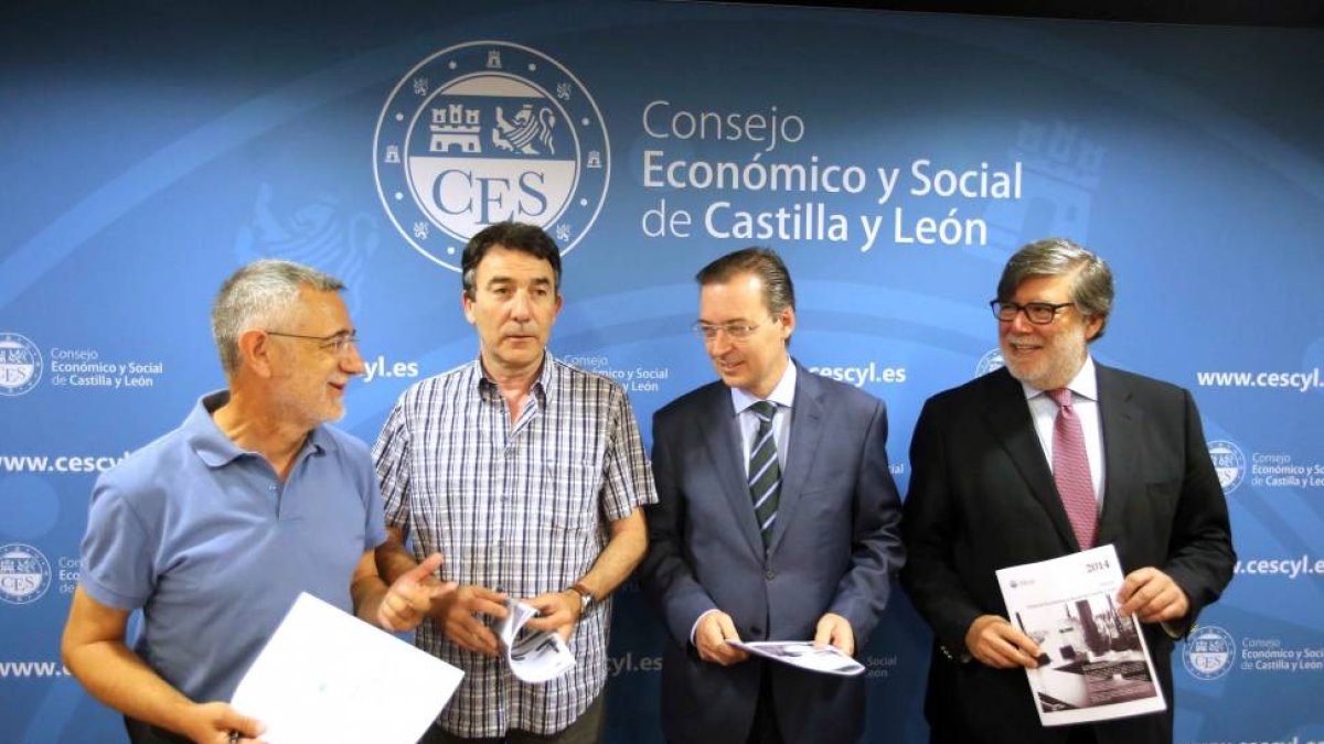 (I a D) Los secretarios de UGT y CCOO, Agustín Prieto y Ángel Hernández; el presidente del CES, Germán Barrios y el presidente de Cecale, Santiago Aparicio, en la presentación del Informe Anual del Consejo Económico y Social de Castilla y León-Ical