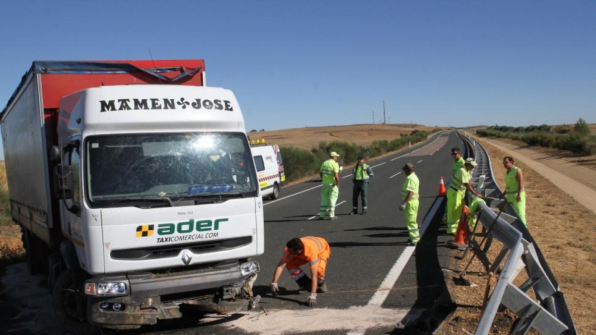 Imagen del camión tras el accidente sufrido.-ICAL