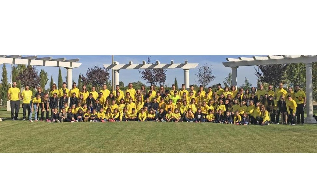 Patinadores y entrenadores de las diferentes disciplinas de los Rolling Lemons posan con el chándal del club, de su característico color amarillo.-EL MUNDO