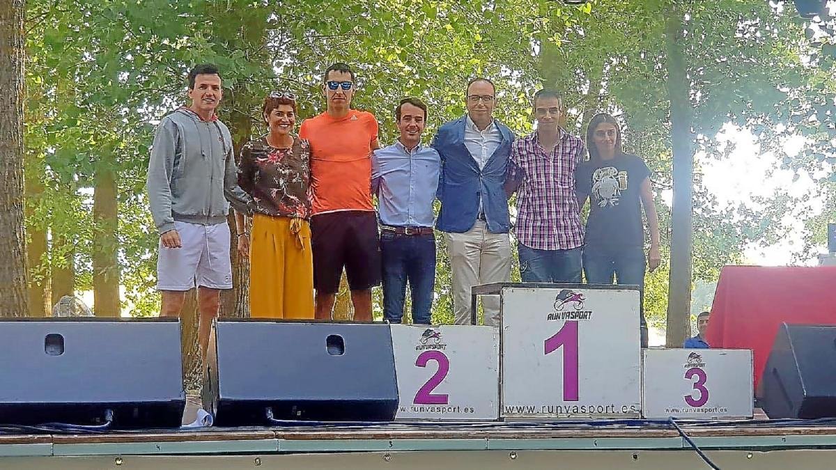 (De izquierda a derecha) Juan Carlos Higuero, Mayte Martínez, Arturo Casado, Iván Velasco, Víctor Álamo, Sergio Gallardo, María Muñoz, en la inauguración de ‘El Milanito’, ayer, en Montemayor de Pinilla.-EL MUNDO