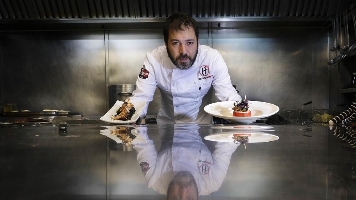 David Muñoz muestra dos de los platos de su carta: chipirón con risotto de trigo y tomate relleno de mousse de ventresca.-ENRIQUE CARRASCAL