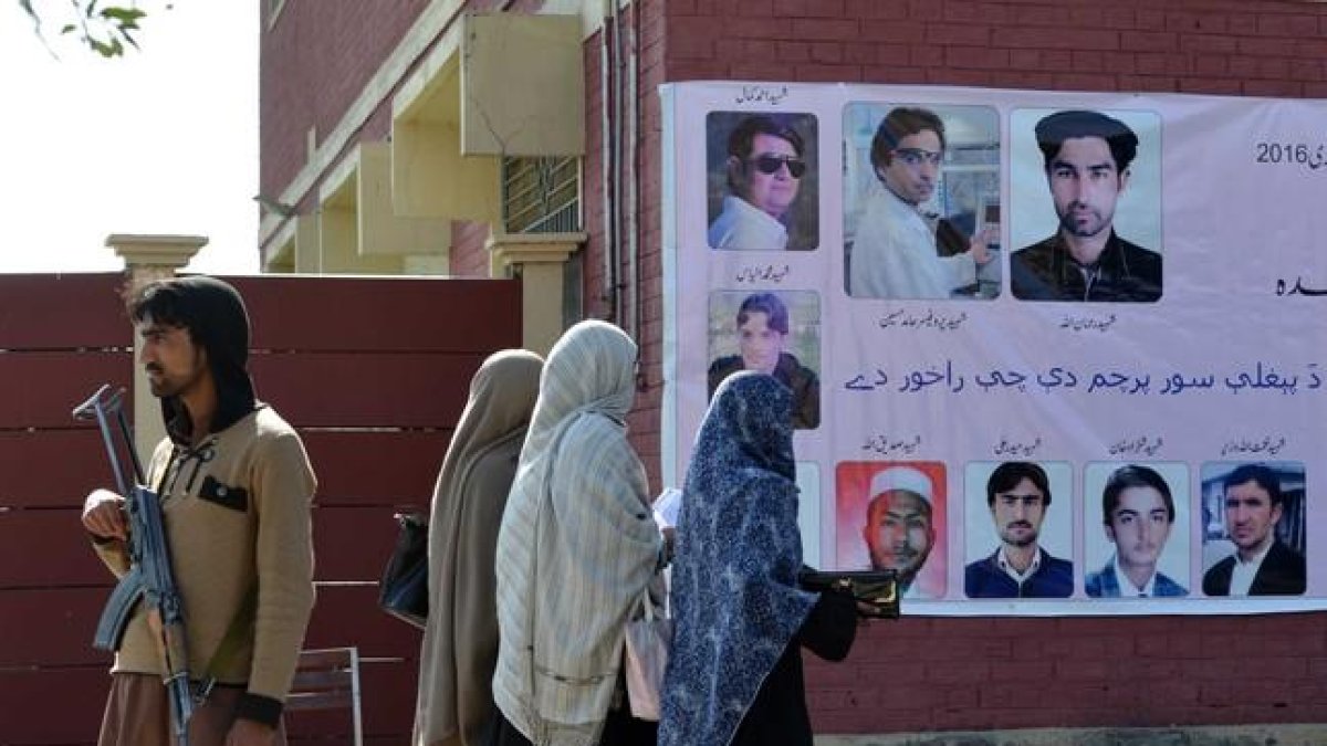 Estudiantes de la universidad Bacha Khan en el campus tras la reapertura de sus puertas este lunes.-AFP / A MAJEED
