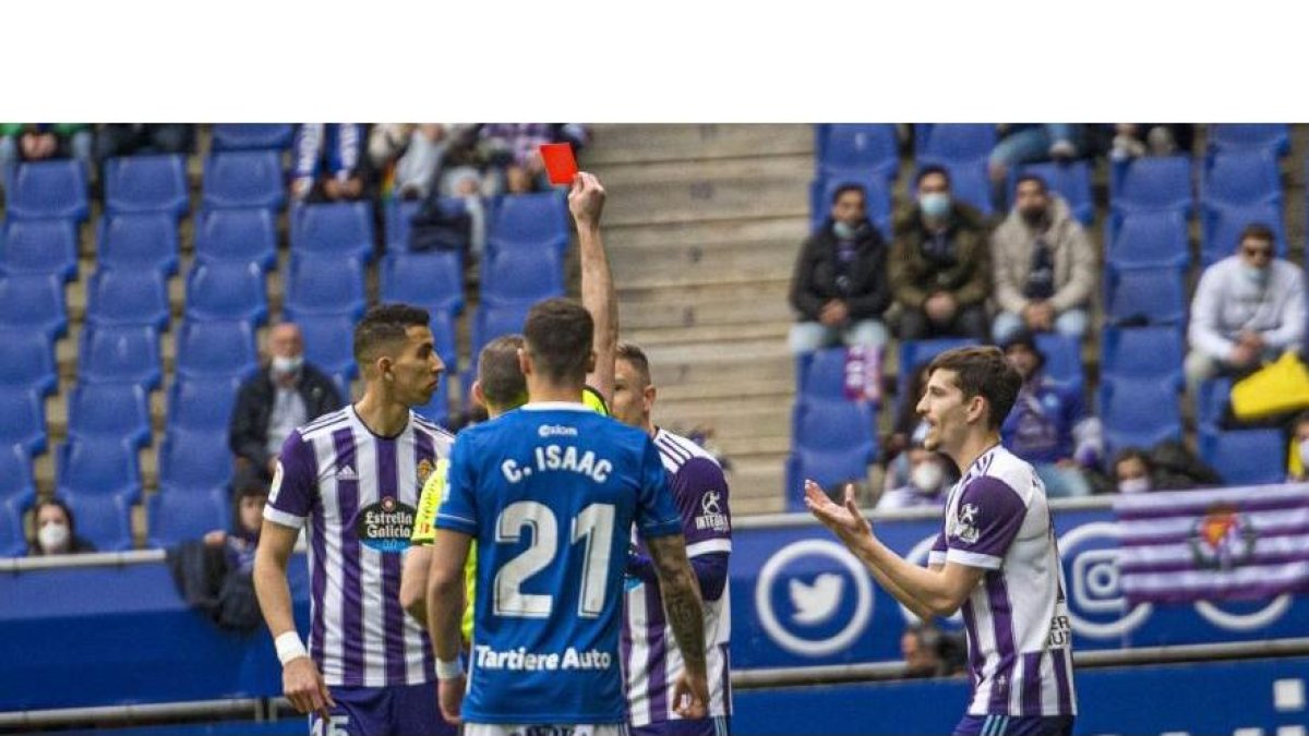 Iglesias Villanueva expulsa a Raúl Carnero. / LA LIGA