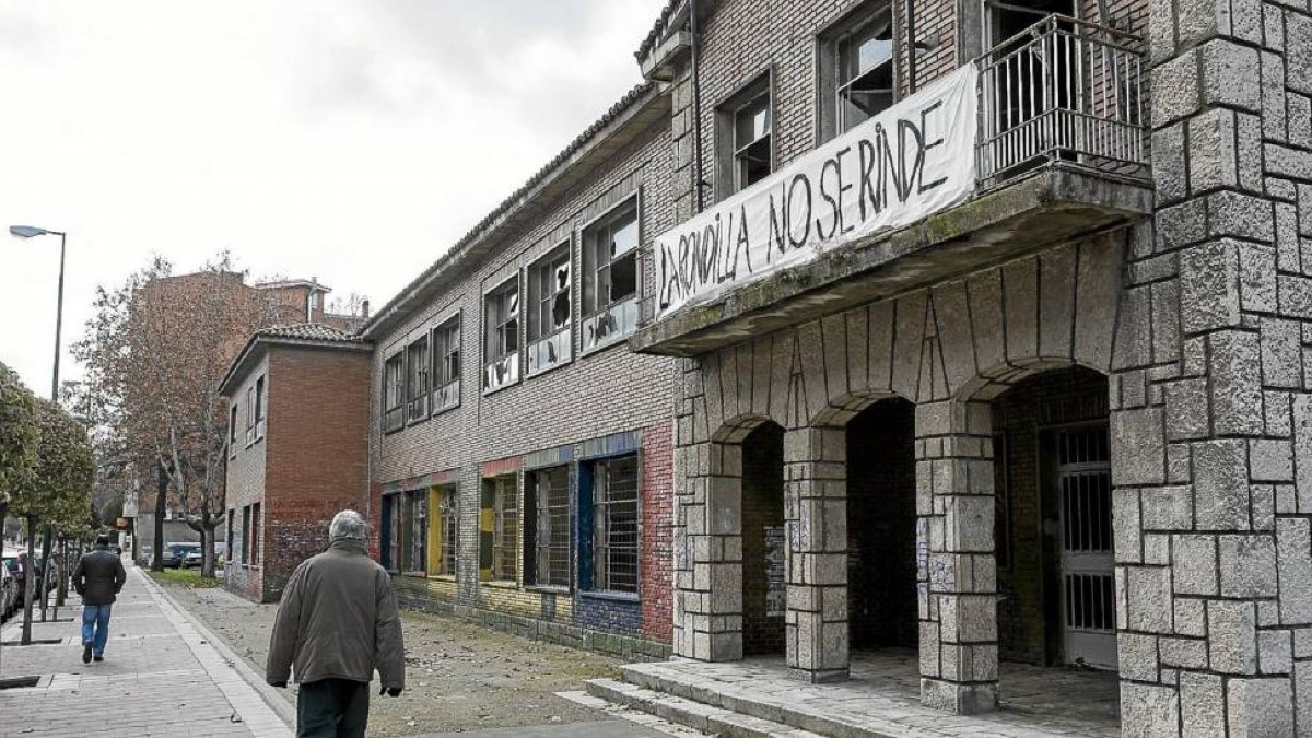 El colegio San Juan de la Cruz, con una pancarta en la se que lee «La Rondilla no se rinde».-Pablo Requejo