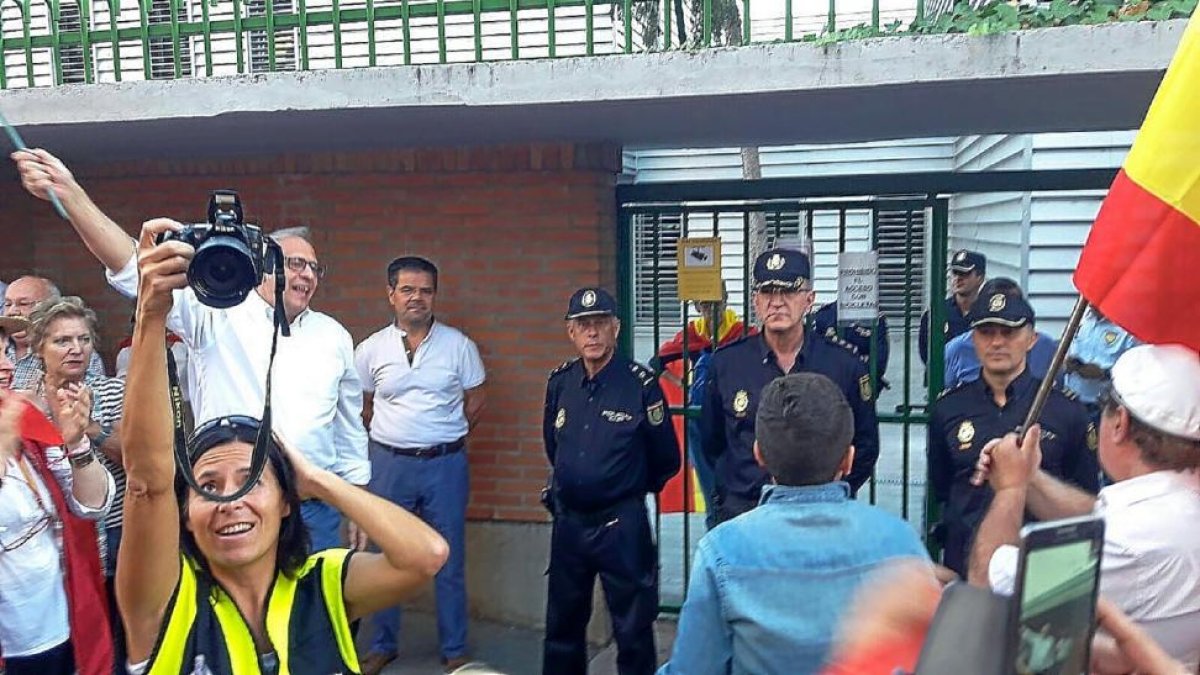 El comisario principal de Policía, Juan José Campesino, agradeció el apoyo de los manifestantes.-E. M,
