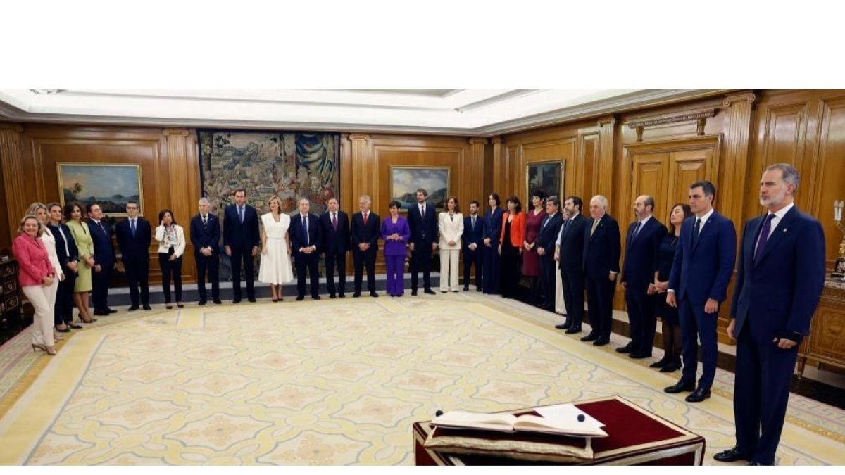 Los ministros juran o prometen sus cargos ante el Rey Felipe VI.-CHEMA MOYA