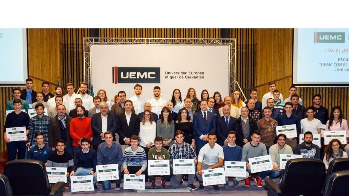 Todos los becados posan con sus diplomas junto a las instituciones en el salón de grados de la UEMC.-EL MUNDO