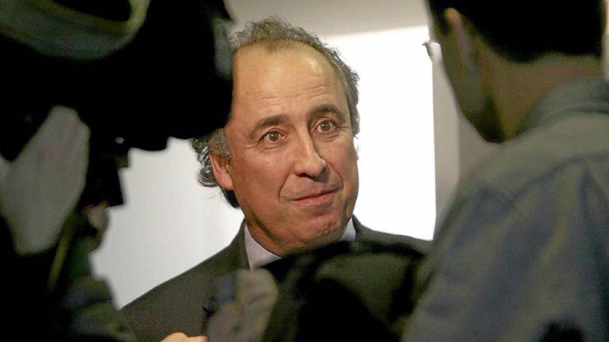 Emilio Duró atiende a la prensa, minutos antes de su conferencia en el salón de actos de Caja España-Duero-Ical